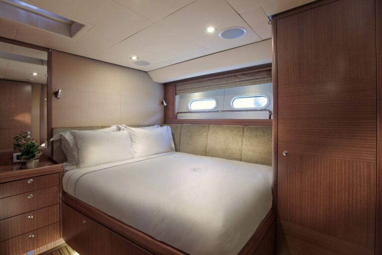 Alia Yachts AIYANA bedroom